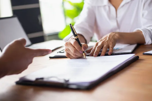 Business Team Som Arbetar Bärbar Dator Medan Sitter Kontoret Affärsmän — Stockfoto