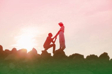 Bir çift buğday tarlasında eğleniyor..