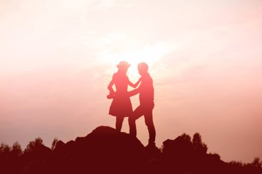 Bir çift buğday tarlasında eğleniyor..