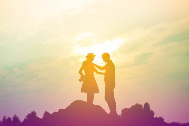 Bir çift buğday tarlasında eğleniyor..