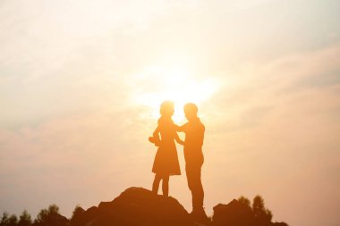 Bir çift buğday tarlasında eğleniyor..