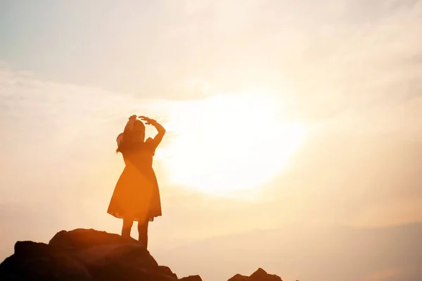 Silhouette Donna Che Prega Uno Sfondo Bellissimo Cielo — Foto Stock