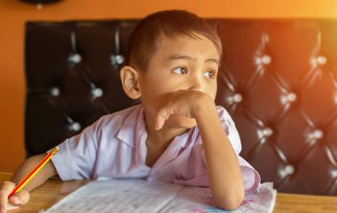 sevimli genç çocuk ödev