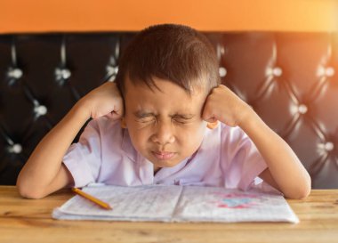 sevimli genç çocuk ödev