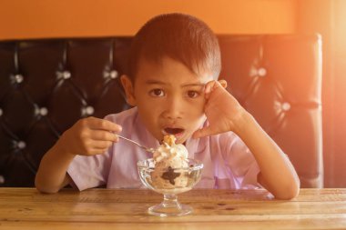 lezzetli dondurma yeme mutlu çocuk