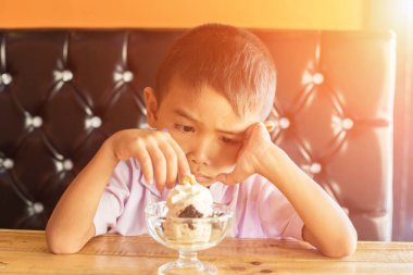 lezzetli dondurma yeme mutlu çocuk