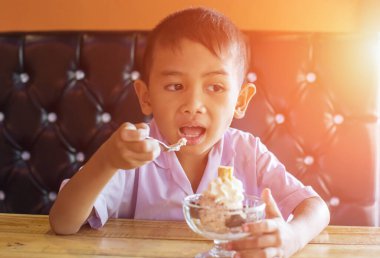 lezzetli dondurma yeme mutlu çocuk