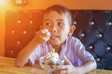 lezzetli dondurma yeme mutlu çocuk