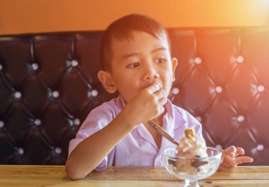 lezzetli dondurma yeme mutlu çocuk