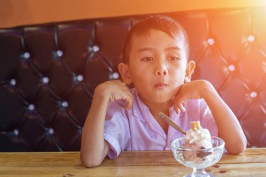 lezzetli dondurma yeme mutlu çocuk