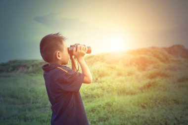 Mutlu çocuk dışarıda oynuyor. Seyahat ve macera konsepti.