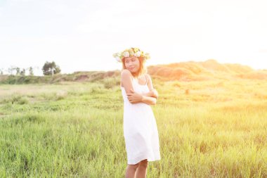 Çiçekleri olan güzel genç bir kadın ve yakın makyaj, gerçek bahar. 