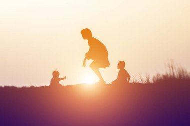 Genç ve mutlu bir kızın silueti. Sevgisinin kolları. 