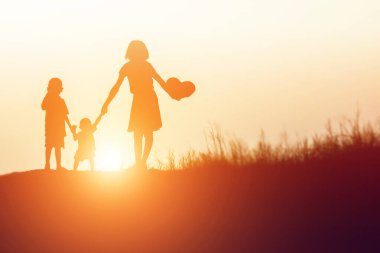 Siluetleri mutlu ebeveynlerin kendi küçük ile iyi vakit geçiriyor 