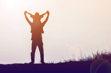 Baba ve oğul gün batımında eğleniyorlar.