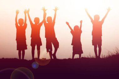 mutlu bir çocuk silüeti ve mutlu zaman günbatımı