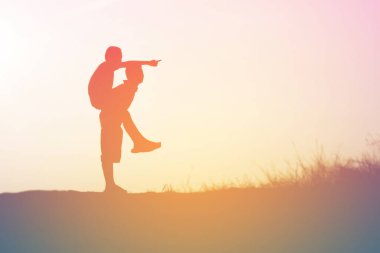 mutlu bir çocuk silüeti ve mutlu zaman günbatımı