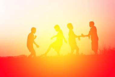 mutlu bir çocuk silüeti ve mutlu zaman günbatımı