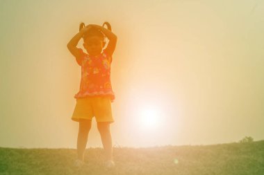 Çocuk siluet, çocuğun sevinç anlar. Doğa günbatımı