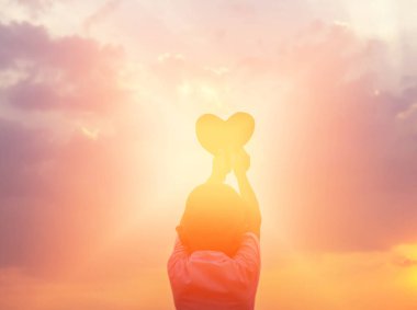 Erkek eller kalpleri tutar siluet