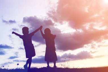 Çocuk siluet, çocuğun sevinç anlar. Doğa günbatımı