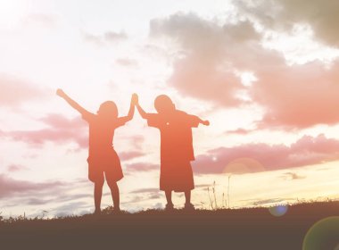 Çocuk siluet, çocuğun sevinç anlar. Doğa günbatımı