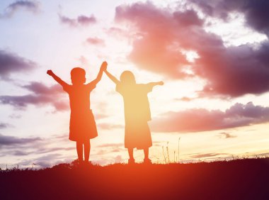 Çocuk siluet, çocuğun sevinç anlar. Doğa günbatımı