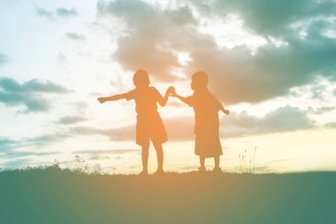 Çocuk siluet, çocuğun sevinç anlar. Doğa günbatımı