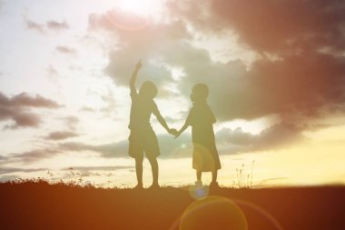 Çocuk siluet, çocuğun sevinç anlar. Doğa günbatımı