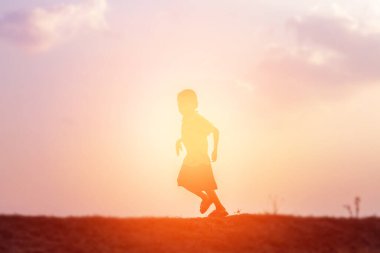 Çocuk siluet, çocuğun sevinç anlar. Doğa günbatımı