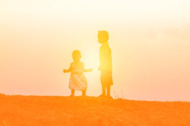 Çocuk siluet, çocuğun sevinç anlar. Doğa günbatımı