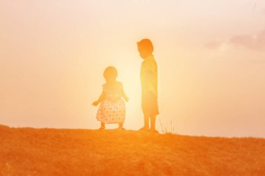 Çocuk siluet, çocuğun sevinç anlar. Doğa günbatımı