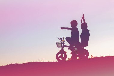İki küçük çocuk bisiklet silueti