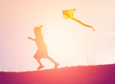 Çocuk siluet, çocuğun sevinç anlar. Doğa günbatımı