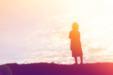 Çocuk siluet, çocuğun sevinç anlar. Doğa günbatımı