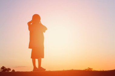 Çocuk siluet, çocuğun sevinç anlar. Doğa günbatımı