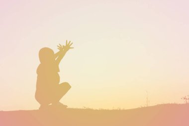 Çocuk siluet, çocuğun sevinç anlar. Doğa günbatımı