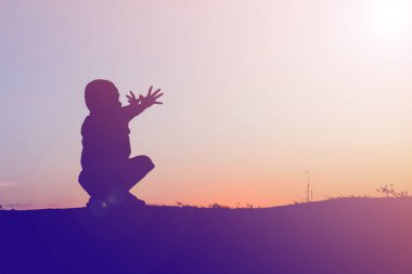 Çocuk siluet, çocuğun sevinç anlar. Doğa günbatımı