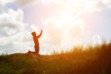 Çocuk siluet, çocuğun sevinç anlar. Doğa günbatımı