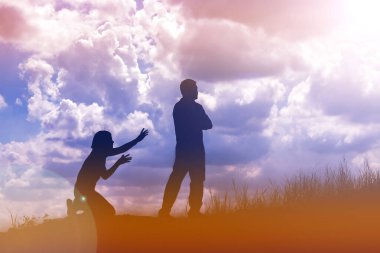 Çift silueti ilişkiyi bitiriyor.