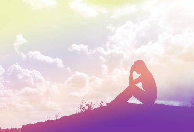 Üzgün ve depresif kadın yalnız oturuyor.