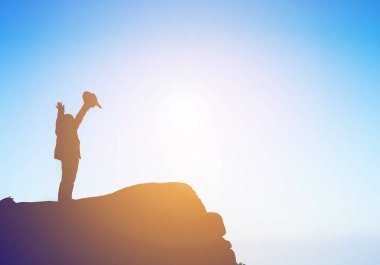 Çocuk siluet, çocuğun sevinç anlar. Doğa günbatımı