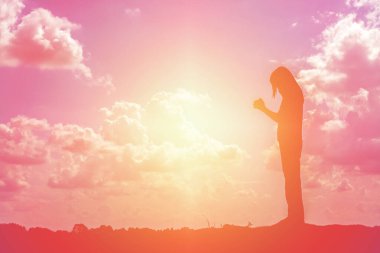 tek başına duran genç bir kadın silüeti