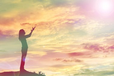 tek başına duran genç bir kadın silüeti