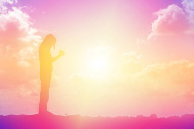 tek başına duran genç bir kadın silüeti