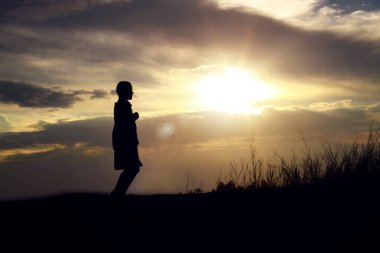 Çocuk siluet, çocuğun sevinç anlar. Doğa günbatımı