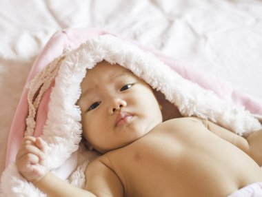 Yeni doğmuş bebek kameraya bakıyor.