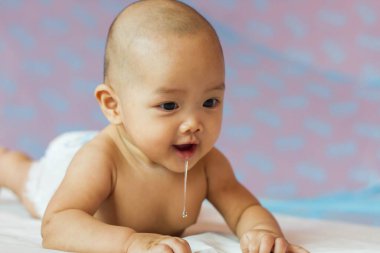 Yeni doğmuş bebek kameraya bakıyor.