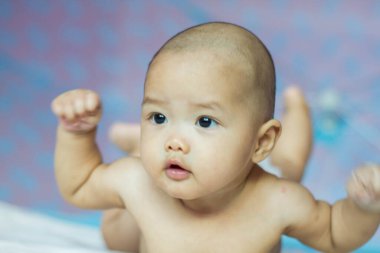 Yeni doğmuş bebek kameraya bakıyor.