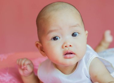 Yeni doğmuş bebek kameraya bakıyor.